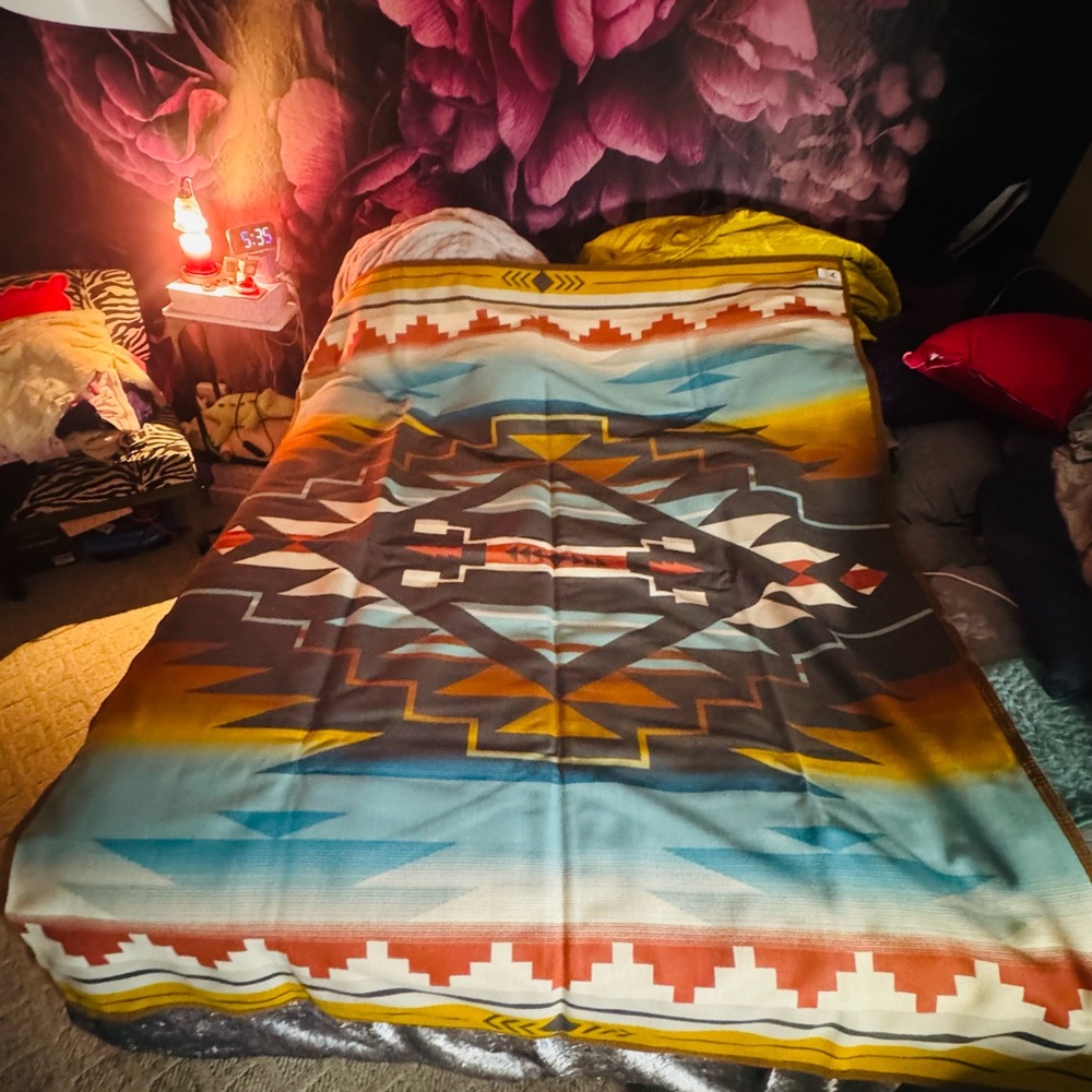 Pendleton American Indian College Fund Nike Blanket in Blue and Cream -Brand New - Picture 9 of 9